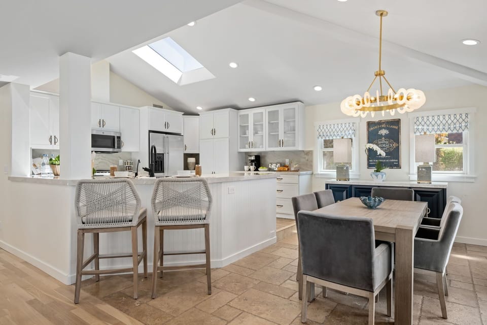 18 - shoreline-splendor-kitchen-dining