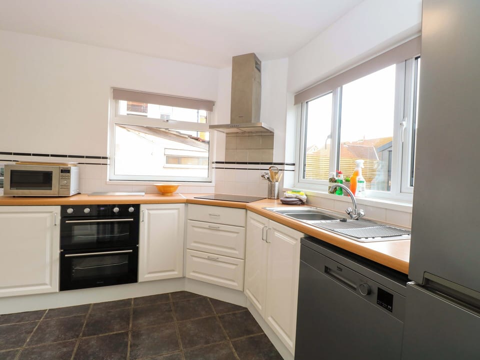 Dishwasher, cookware/dishes/utensils