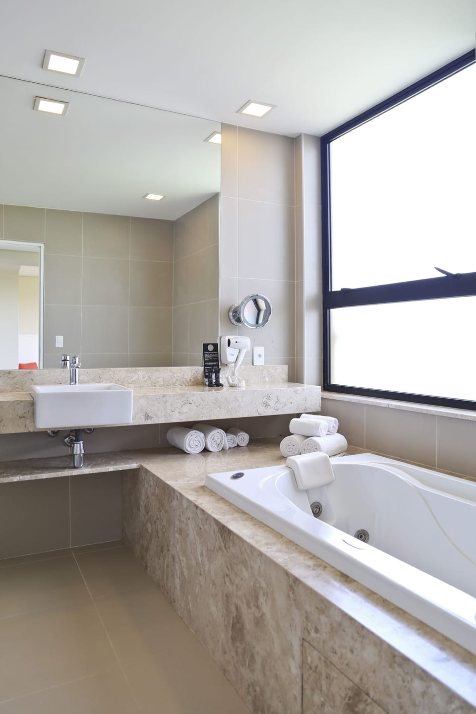 Suite com Varanda Panoramica | Bathroom | Free toiletries, hair dryer, towels