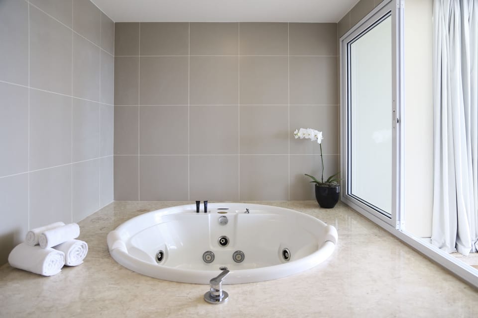 Duplex Suite | Jetted tub