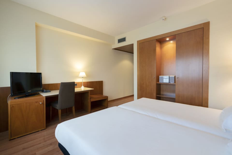 Twin Room | Minibar, in-room safe, desk, iron/ironing board
