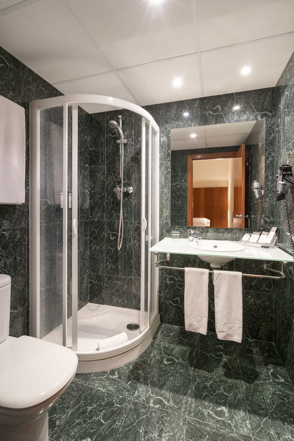 Single Room | Bathroom | Free toiletries, hair dryer, towels