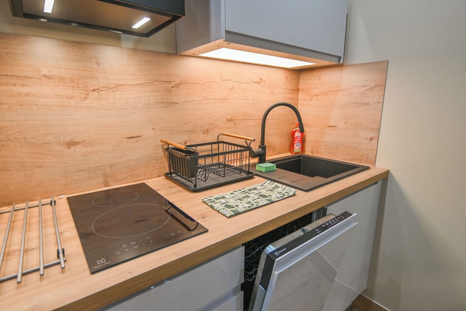 Deluxe Apartment, Non Smoking, City View | Private kitchenette