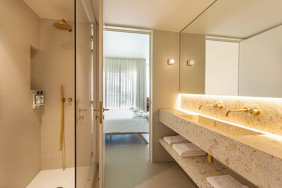 Premium Suite | Minibar, in-room safe, desk, blackout drapes
