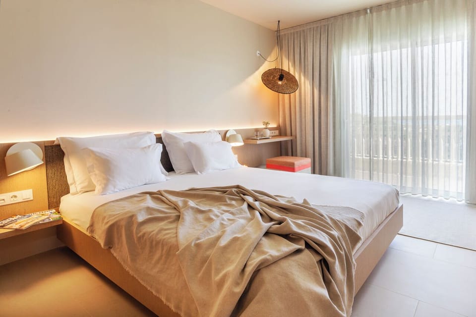Premium Room | Minibar, in-room safe, desk, blackout drapes