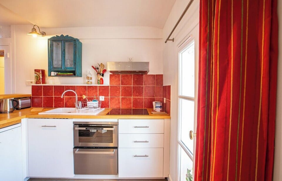 Equipped kitchen with over and dishwasher