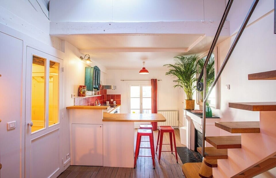 Equipped kitchen, bar and stairs