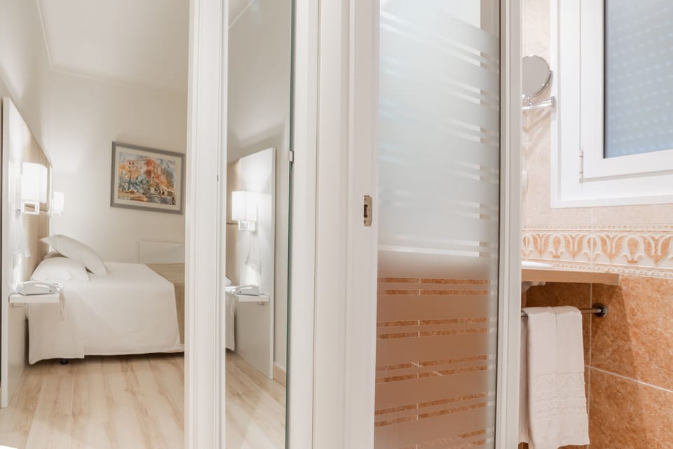 Standard Single Room | Minibar, in-room safe, desk, soundproofing