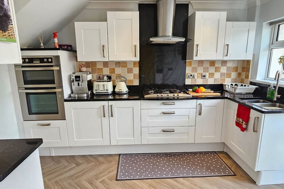 Fully fitted kitchen with double oven, gas hob and everything you need.