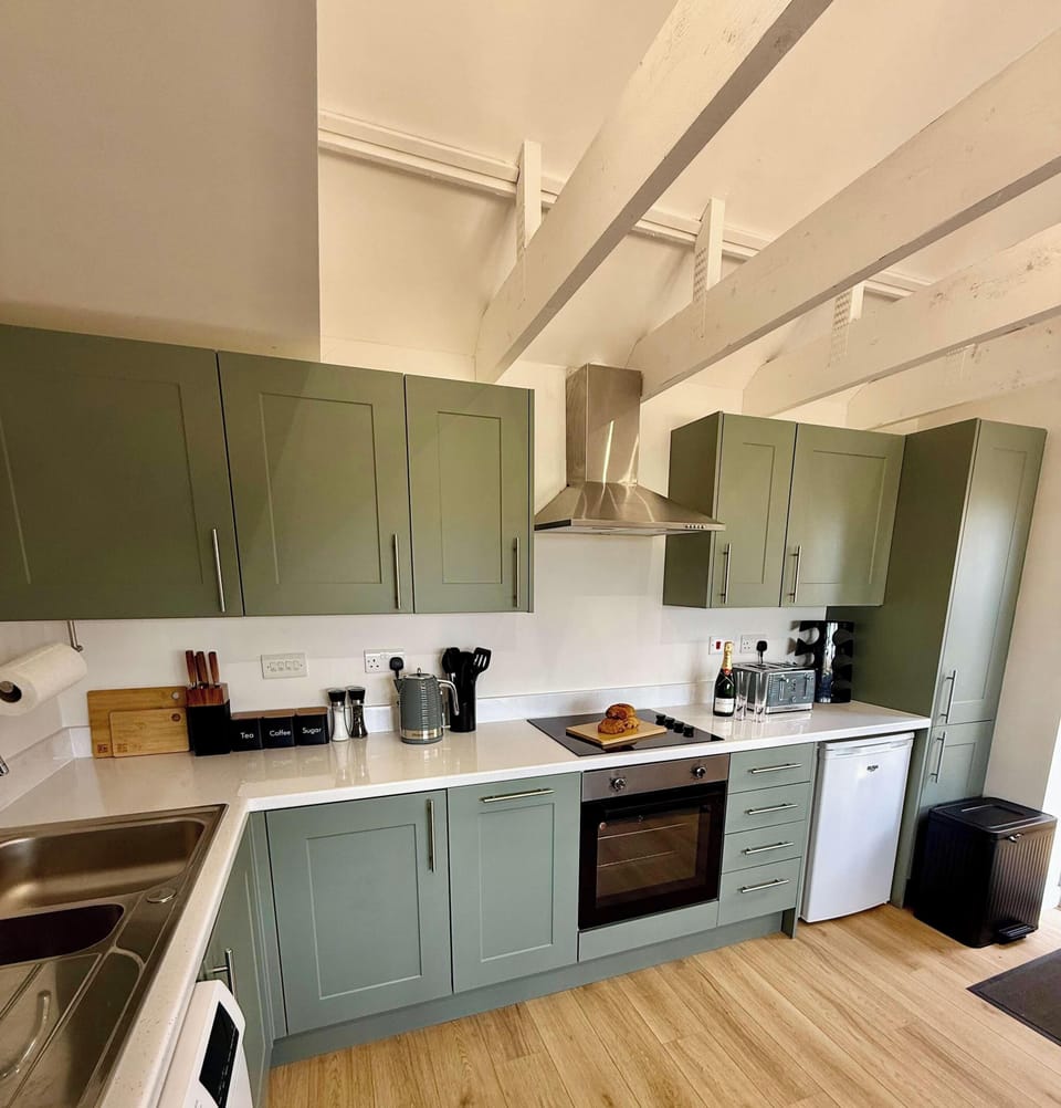 This kitchen has everything you need in one cozy, all-white space—cook, bake, or just enjoy a coffee in a bright and welcoming environment.