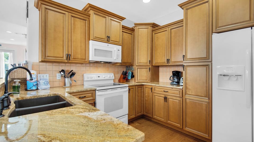 House, Multiple Beds, Patio, Garden View (Walking on Waves) | Private kitchen | Fridge, microwave, oven, stovetop