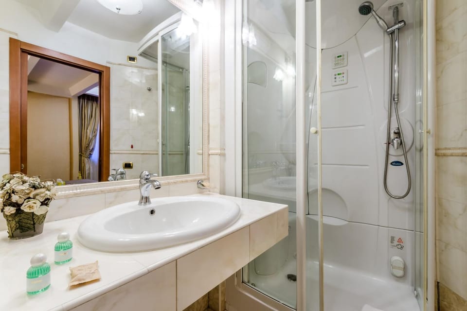 Single Room | Bathroom | Combined shower/tub, deep soaking tub, rainfall showerhead