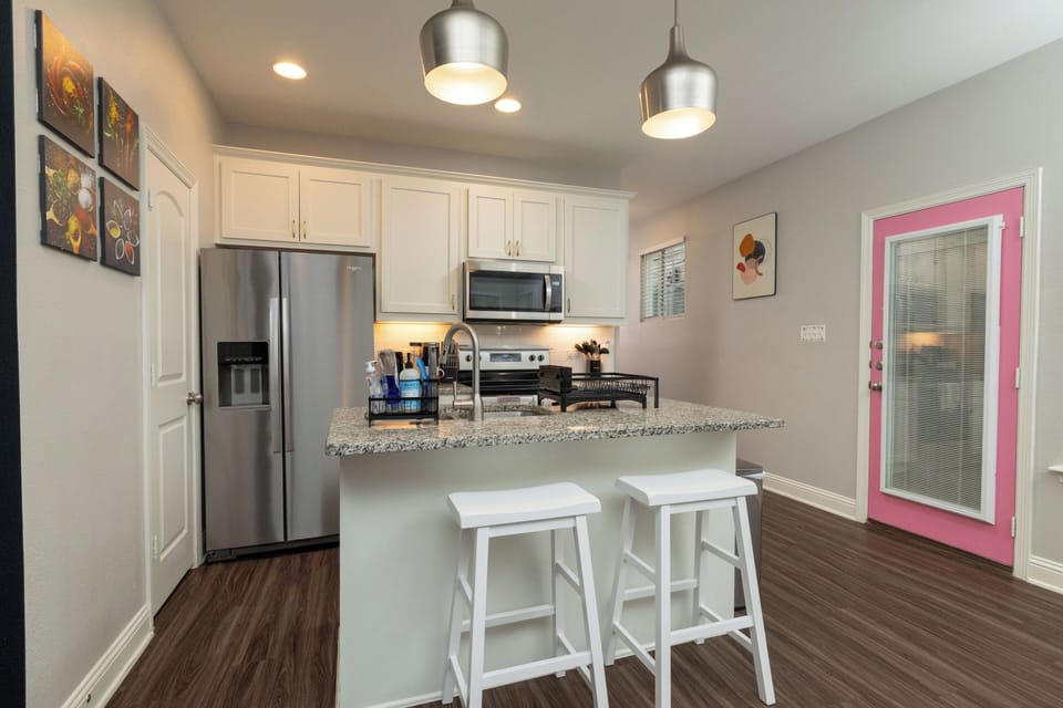 Fully stocked kitchen, island with seating for 2.