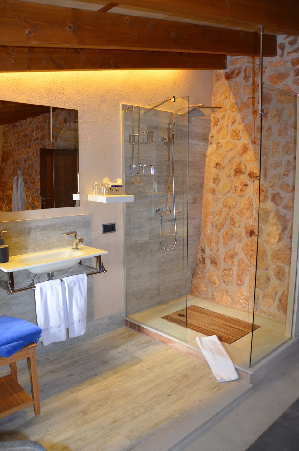 Premium Room | Bathroom | Free toiletries, hair dryer, bathrobes, towels