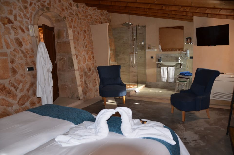 Premium Room | Premium bedding, down comforters, in-room safe, individually decorated