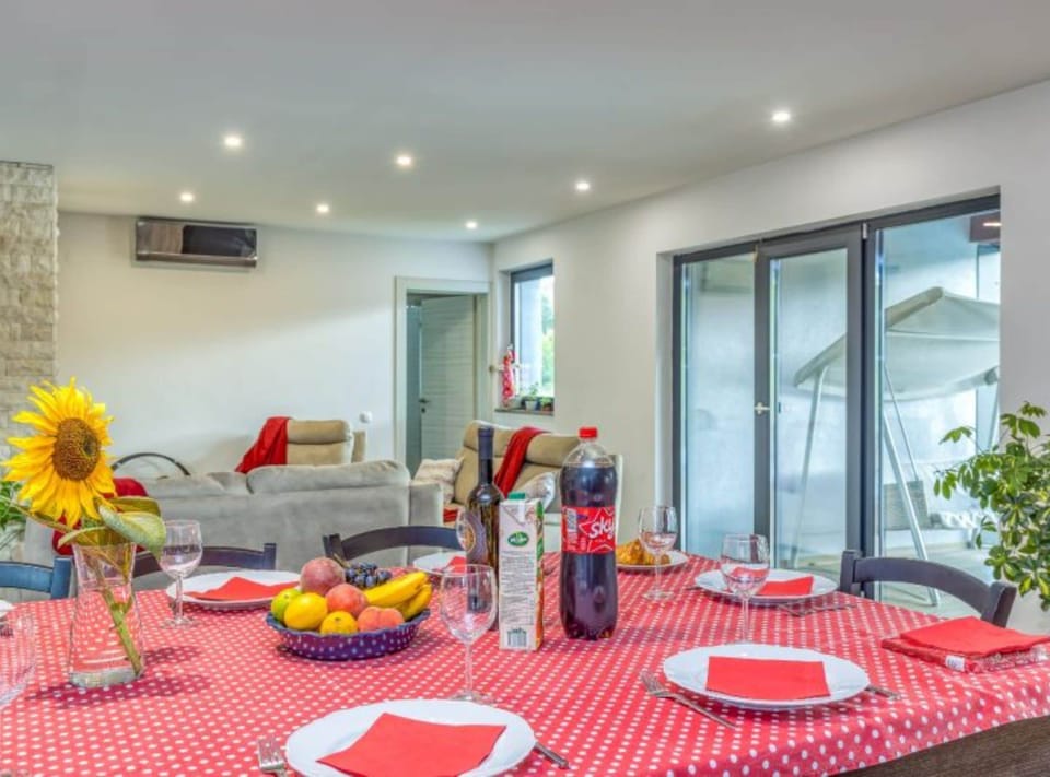 House (Four Bedroom Holiday House Mali Raj w) | Dining room
