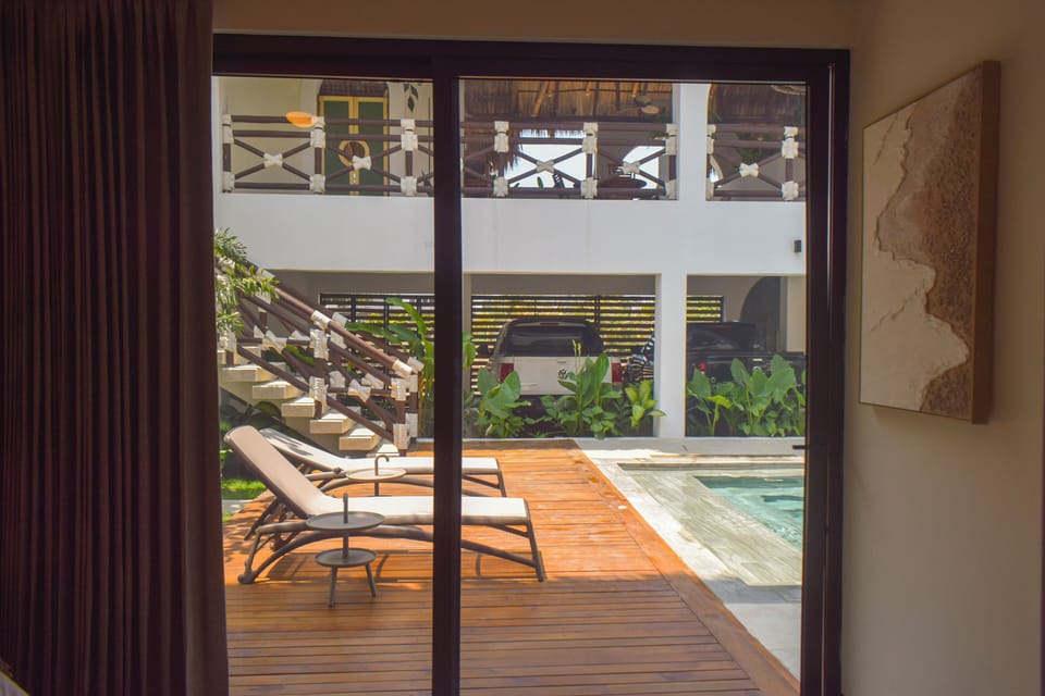 Hermoso ventanal con vista a la piscina.