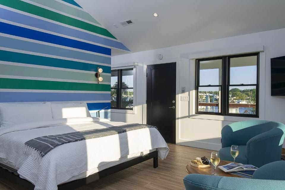 Deluxe Room, 1 King Bed, Harbor View | Iron/ironing board, free WiFi