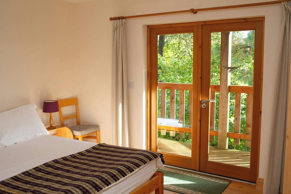 Kingsize bedroom with double doors onto the terrace