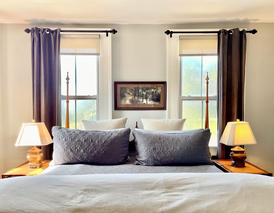 Deluxe Suite, 2 Bedrooms, Fireplace | Egyptian cotton sheets, premium bedding, pillowtop beds, minibar