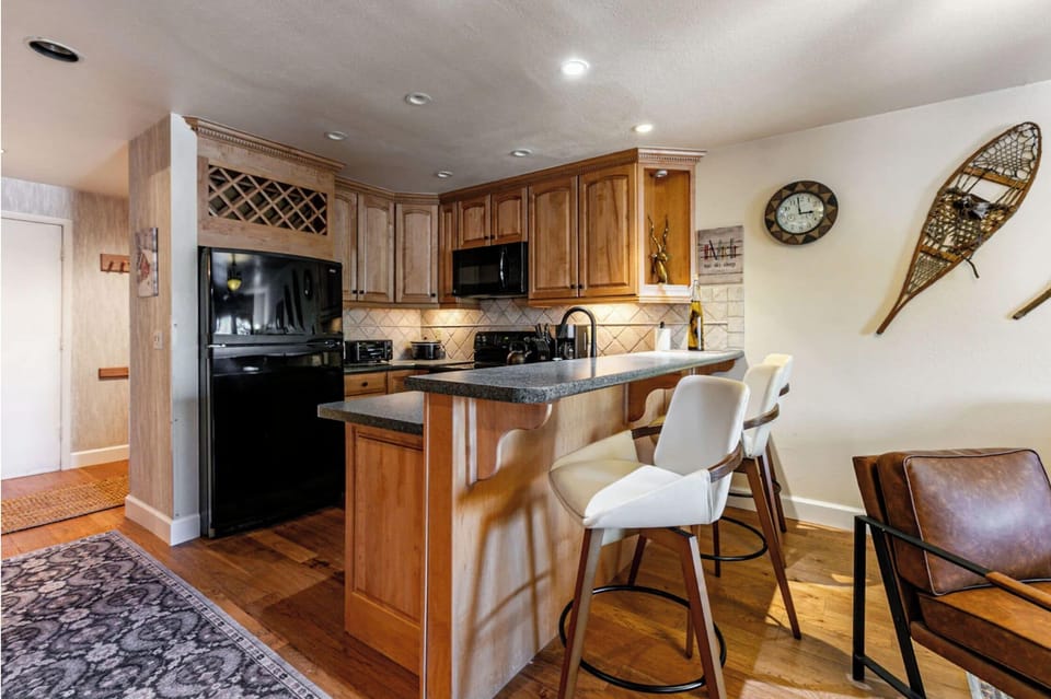 Deluxe Condo | Private kitchen