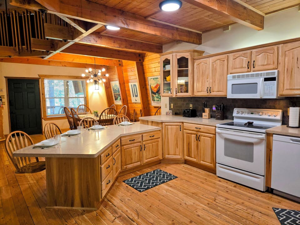 Large private kitchen with extra seating at the peninsula