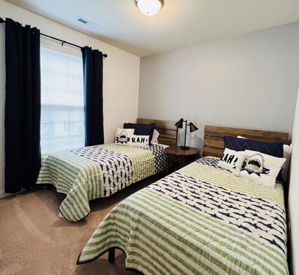 Bedroom 3: Twin Beds