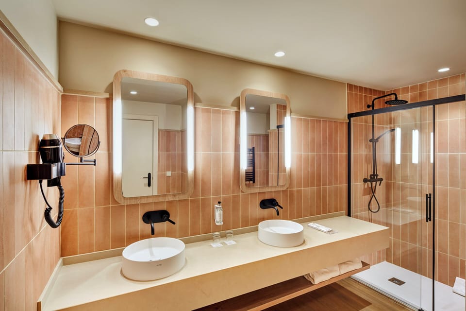 Junior Suite | Bathroom | Shower, free toiletries, hair dryer, towels