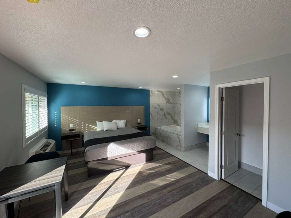 Deluxe Room 1 Bedroom with Jacuzzi | Free WiFi