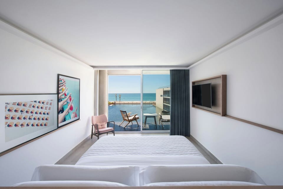 Premium bedding, down comforters, minibar, in-room safe