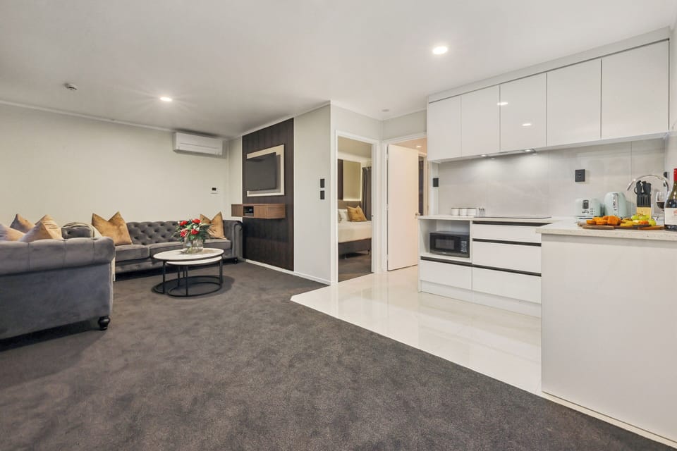 Luxury Suite, 1 Queen Bed | Soundproofing, free WiFi