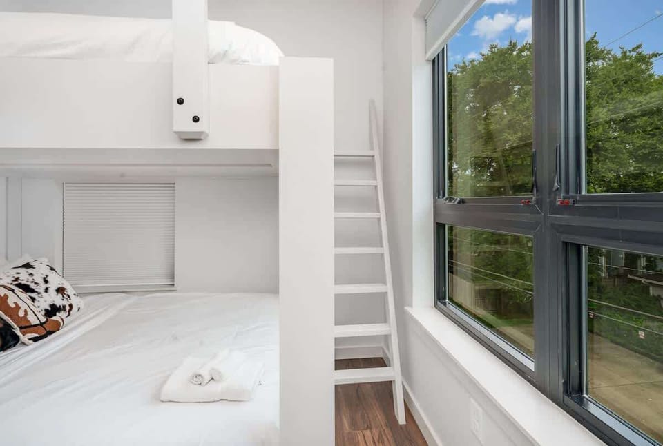 2nd bedroom with 2 Queen beds (bunk bed style).