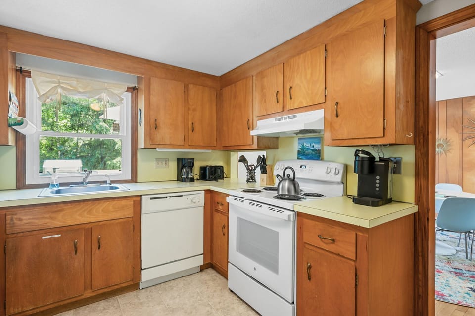 Kitchen equipped with dishwasher