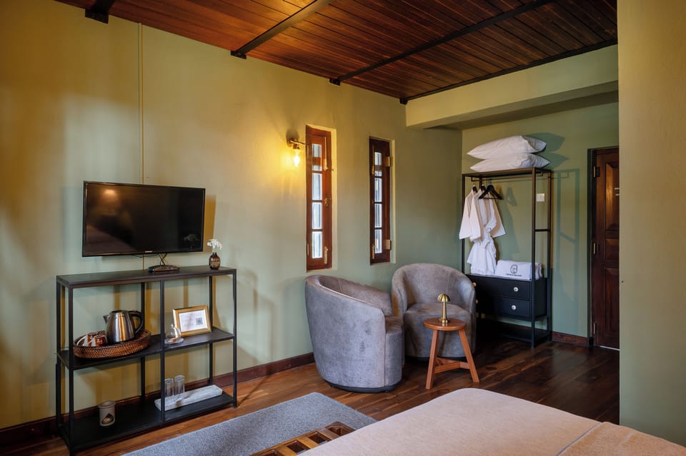 St Clairs - Deluxe Queen Room | In-room safe, desk, laptop workspace, blackout drapes
