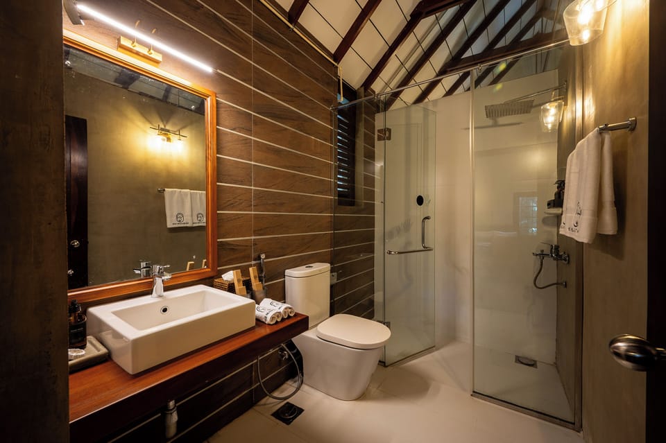 Blue Field - Family Suite | Bathroom | Shower, bathrobes, bidet, towels