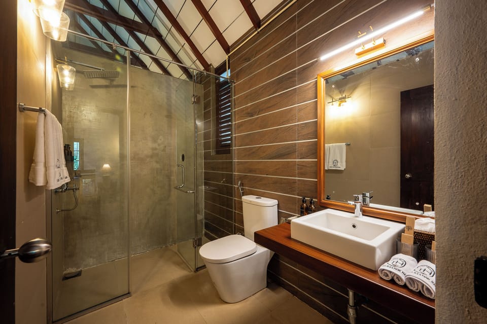 Pedro Suite - Premier Suite | Bathroom | Shower, bathrobes, bidet, towels