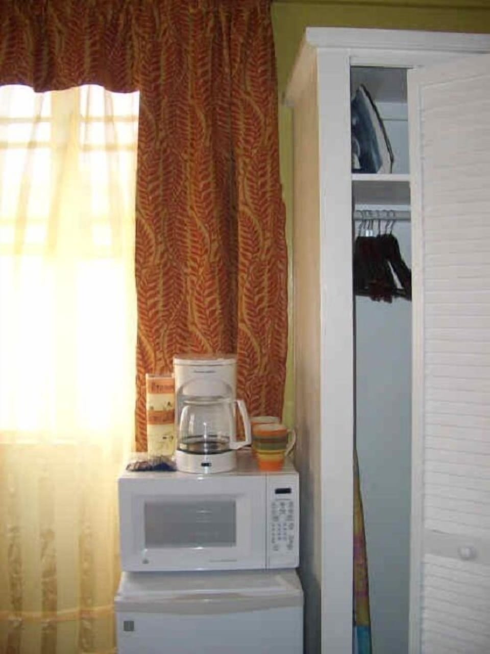 Standard Room | In-room safe, individually decorated, individually furnished, desk