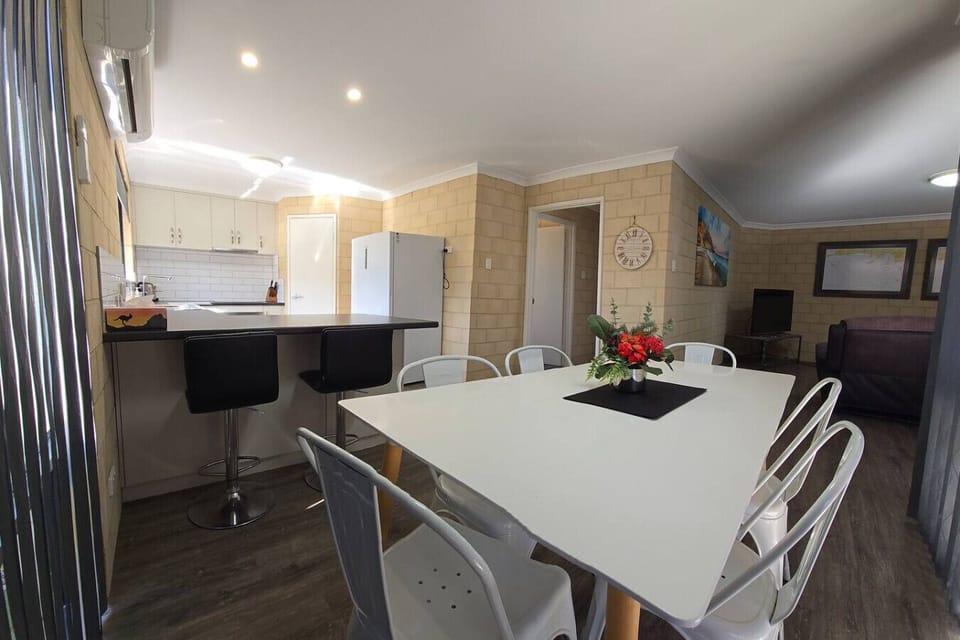Kitchen/Dining area