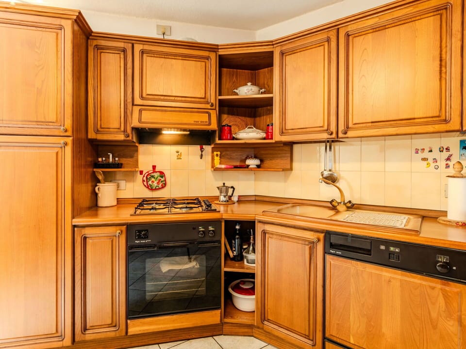 Countertop, Cabinetry, Property, Kitchen Sink, Building, Sink, Kitchen, Kitchen Appliance, Wood, Kitchen Stove