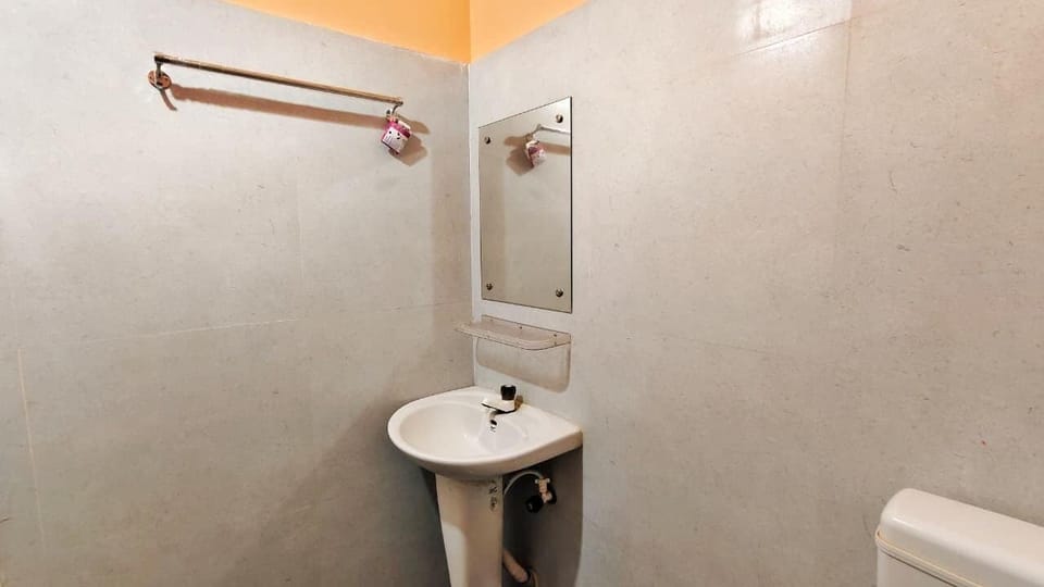 Superior Room | Bathroom | Shower, rainfall showerhead, free toiletries, towels