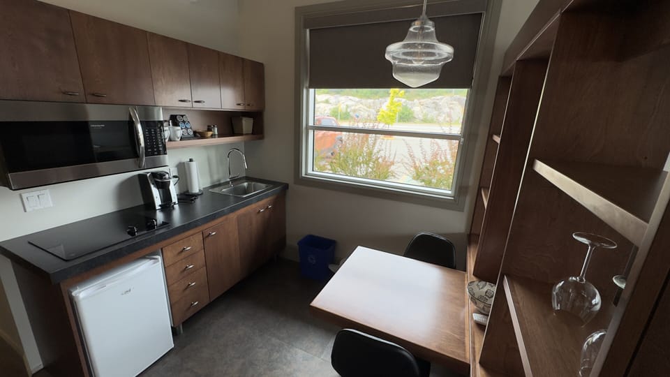 Loft | Private kitchen | Mini-fridge, microwave, coffee/tea maker