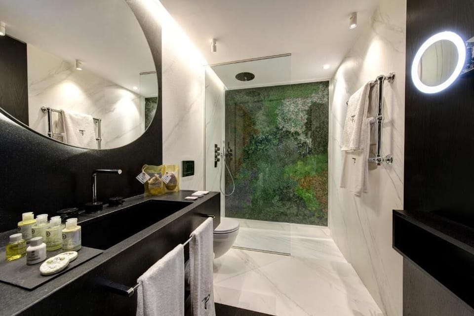 Executive Room, 1 Queen Bed | Bathroom | Shower, rainfall showerhead, free toiletries, hair dryer