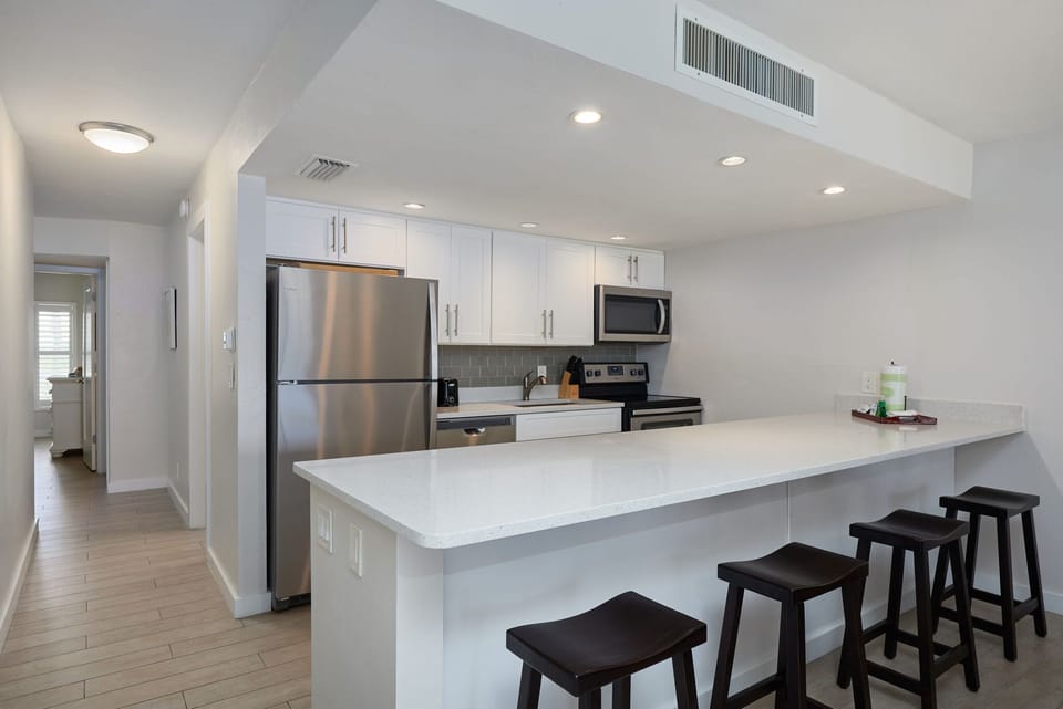 Kitchen with peninsula