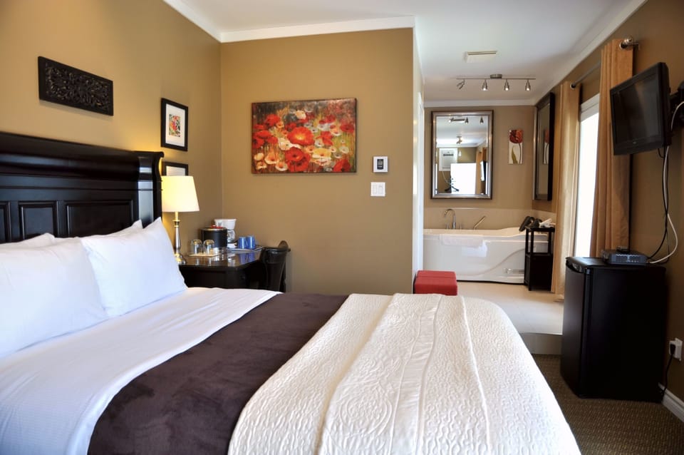 Superior Room, 1 Queen Bed, Jetted Tub | Desk, free WiFi