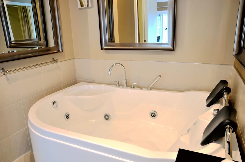 Superior Room, 1 Queen Bed, Jetted Tub | Jetted tub