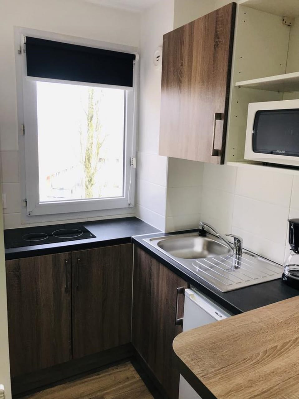 Premier Studio | Private kitchen | Fridge, microwave, stovetop, electric kettle