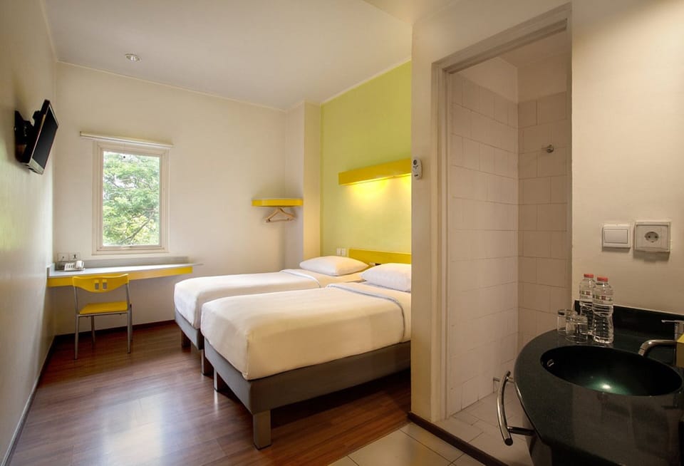 Standard Room, 2 Twin Beds | Premium bedding, desk, free WiFi, bed sheets