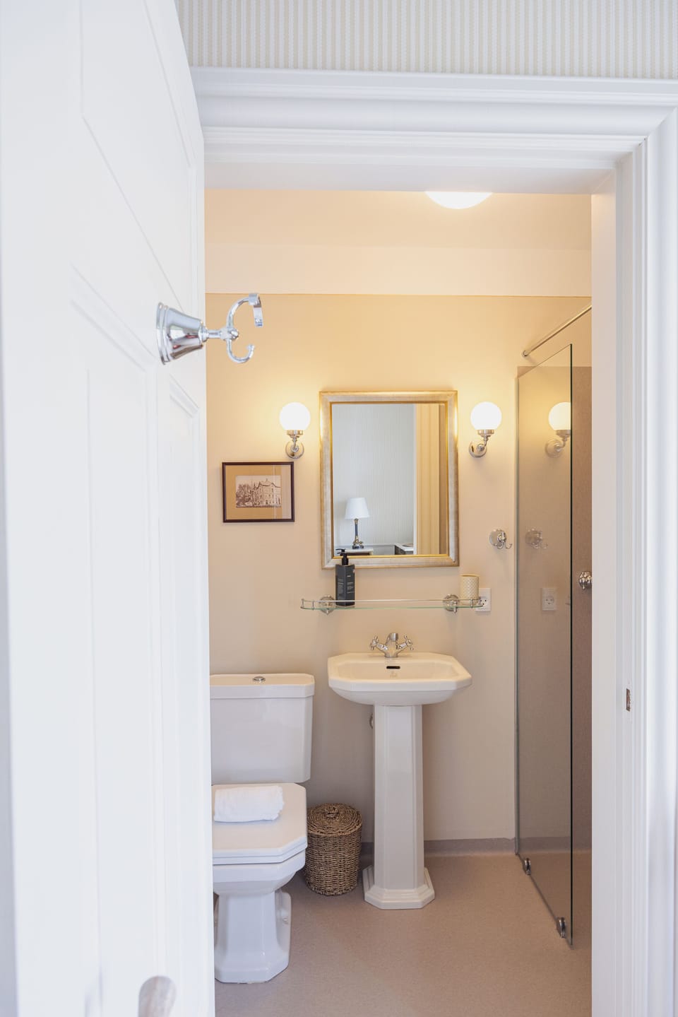 Suite | Bathroom | Shower, towels, soap, shampoo