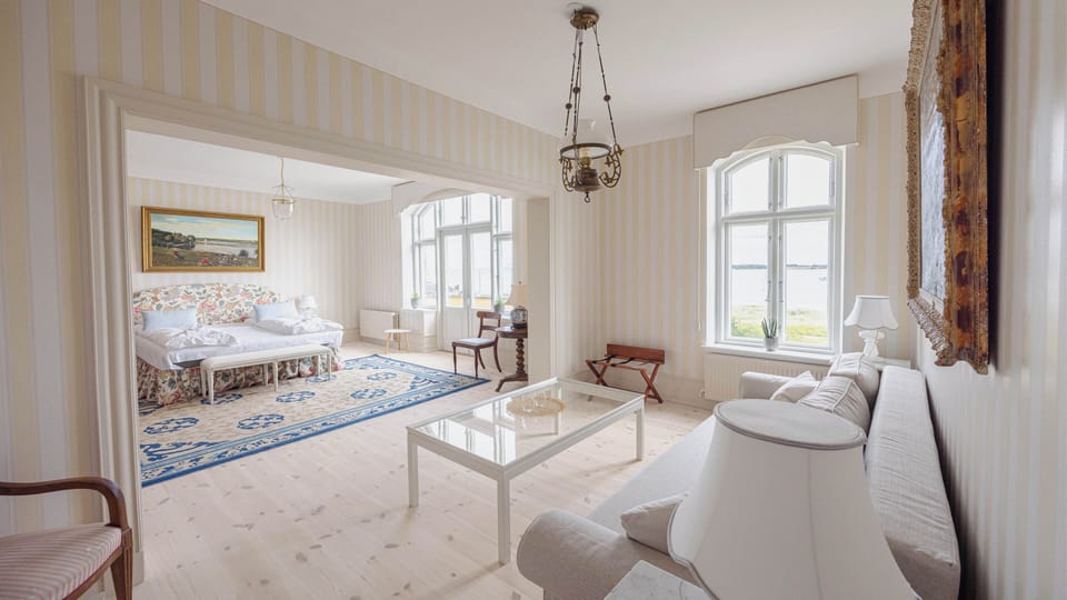 Suite | Desk, free WiFi