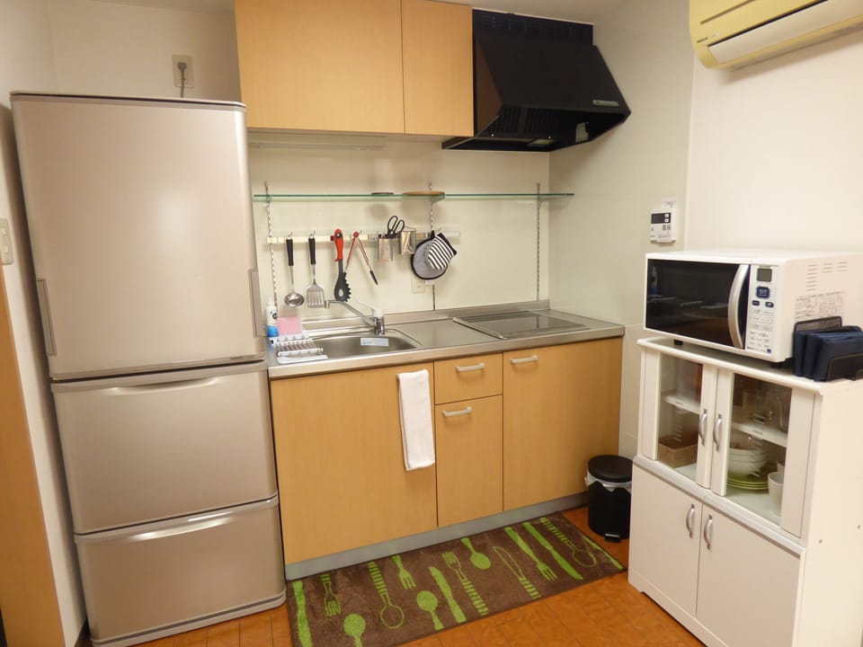 Deluxe Twin Room, Multiple Beds, Non Smoking, Kitchenette | Private kitchen | Mini-fridge